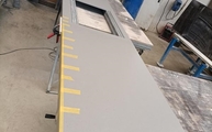 Produktion - Ausschnitte in der 4003 Sleek Concrete Caesarstone Arbeitsplatte