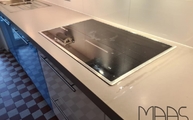 Ceranfeld in der 4003 Sleek Concrete Caesarstone Arbeitsplatte