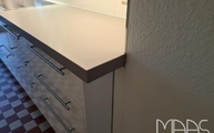 5,5 cm Hohe Gehrungsschürzen mit 4003 Sleek Concrete Caesarstone Arbeitsplatte verklebt