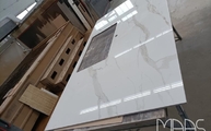Produktion - Ausschnitt in der Calacatta Oro Infinity Arbeitsplatte
