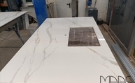 Produktion - Calacatta Oro Infinity Arbeitsplatte in Marmoroptik