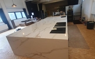 Montage der Calacatta Oro Infinity Arbeitsplatten und Seitenwangen in Düsseldorf