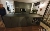 Küche in Schwarz mit Calce Nero Laminam Arbeitsplatten