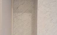 Carrara White Porcelanosa Rückwand mit Steckdosenbohrungen
