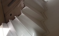 Einmalgewendelte Silestone Classic White Treppen
