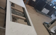 Produktion - Ausschnitte in der Glem White Porcelanosa Arbeitsplatte