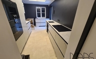 Schauchküche in Düsseldorf mit Glem White Porcelanosa Arbeitsplatten