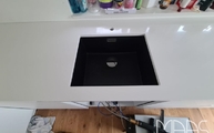 Spüle in der Iconic White Silestone Arbeitsplatte