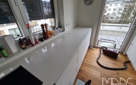 Montage der Iconic White Silestone Arbeitsplatte auf der Küchenzeile