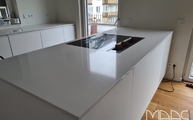 Küche in Düsseldorf mit Iconic White Silestone Arbeitsplatten