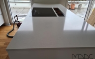Kücheninsel mit Iconic White Silestone Arbeitsplatte