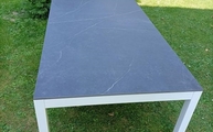 Lieferung der Liem Dark Porcelanosa Tischplatte in Düsseldorf