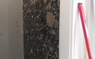 Wand mit Granitplatten Marinace Nero 