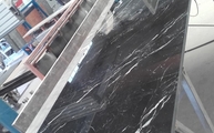 Produktion - 2 cm dicke Nero Marquina Marmor Duschrückwände 