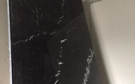 Marmor Duschrückwand Nero Marquina in Düsseldorf geliefert