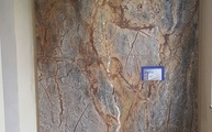 Satinierte Oberflächen der Marmorplatten Rainforest Brown