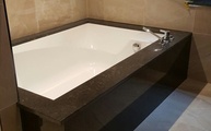 Badewanne mit Granitplatten Tan Brown eingemauert