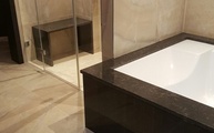 Modernes Badezimmer aus Naturstein - Granit Tan Brown