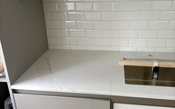 Küchenzeile in Düsseldorf mit Unique Calacatta Compac Arbeitsplatten