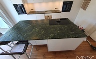 Küche in Düsseldorf mit Verde Picasso Granit Arbeitsplatten 