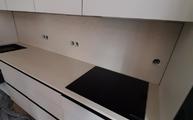 Küche in Düsseldorf mit Danae Dekton Arbeitsplatte und Rückwand