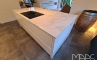 Kücheninsel mit Dream Calacatta Oro Dream Quarzagglo Arbeitsplatte