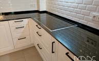 Küche in Schwarz-Weiß mit Star Galaxy Granit Arbeitsplatten und Wischleisten 
