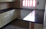 Küche in Erkrath mit Tan Brown Granit Arbeitsplatten