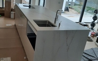 Kücheninsel in Eschwege mit Rem Dekton Arbeitsplatte und Seitenwange