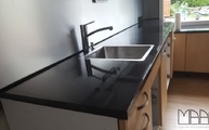 L-förmige Küche mit Devil Black Granit Arbeitsplatten