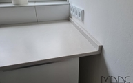 Montage der Desert Silver Silestone Arbeitsplatte und Wischleiste