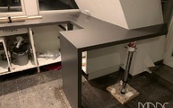 Montage des Silestone Fußes an die Arbeitsplatte