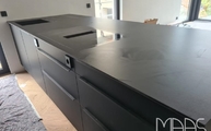 Kücheninsel mit Nero Assoluto Laminam Arbeitsplatte