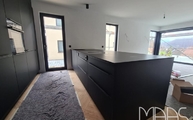 Küche in Esslingen am Neckar mit Nero Assoluto Laminam Arbeitsplatte