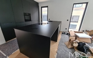 Montage der Nero Assoluto Laminam Arbeitsplatte in Esslingen am Neckar