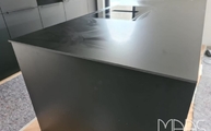 Schwarze Kücheninsel mit schwarzer Nero Assoluto Laminam Arbeitsplatte