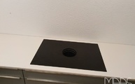 Induktionkochfeld mit Dunstabzug flächenbündig in die Nayla Dekton Arbeitsplatte eingesetzt