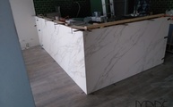 Theke mit Neolith Calacatta C01 Platten