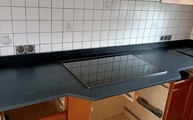 Ceranfeld in der Nero Assoluto Zimbabwe Granit Arbeitsplatte