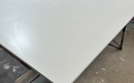 Produktion - Ausschnitt in der Arctic White Neolith Arbeitsplatte