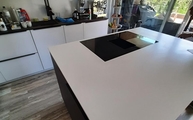 Küche in Fehmarn mit Arctic White Neolith Arbeitsplatte und Dekton Arbeitsplatte und Wischleiste Keranium