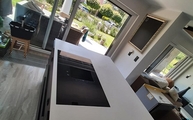 Arctic White Neolith Arbeitsplatte mit Ceranfeld