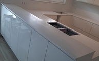 Iconic White Silestone Arbeitsplatten in Frankenthal geliefert und reingetragen