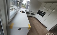 Küche in Frankfurt am Main mit 4011 Cloudburst Concrete Caesarstone Arbeitsplatten
