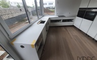 4011 Cloudburst Concrete Caesarstone Arbeitsplatten und Seitenwwange in Frankfurt am Main montiert