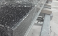 Produktion - Granit Arbeitsplatte Agatha mit polierten Kanten