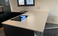 Schwarz-Weiß Küche mit Arctic White Neolith Arbeitsplatten