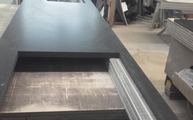Produktion - Ausschnitte in der Devil Black Granit Arbeitsplatte