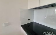 Devil Black Granit Arbeitsplatte und Glasrückwände