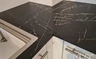Schrägschnitte in der Ecke der Elegant Black Marazzi Arbeitsplatten